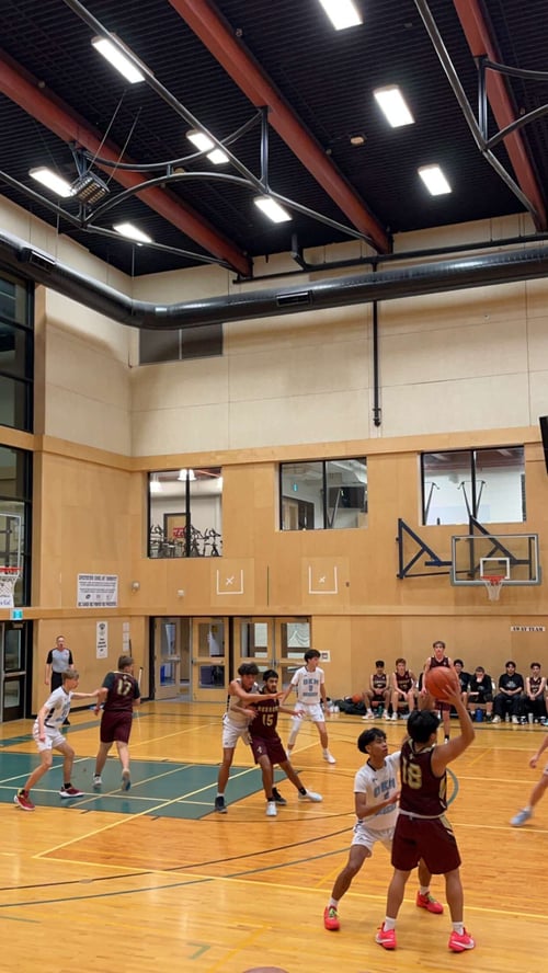 Sporthalle mit Basketballspielern