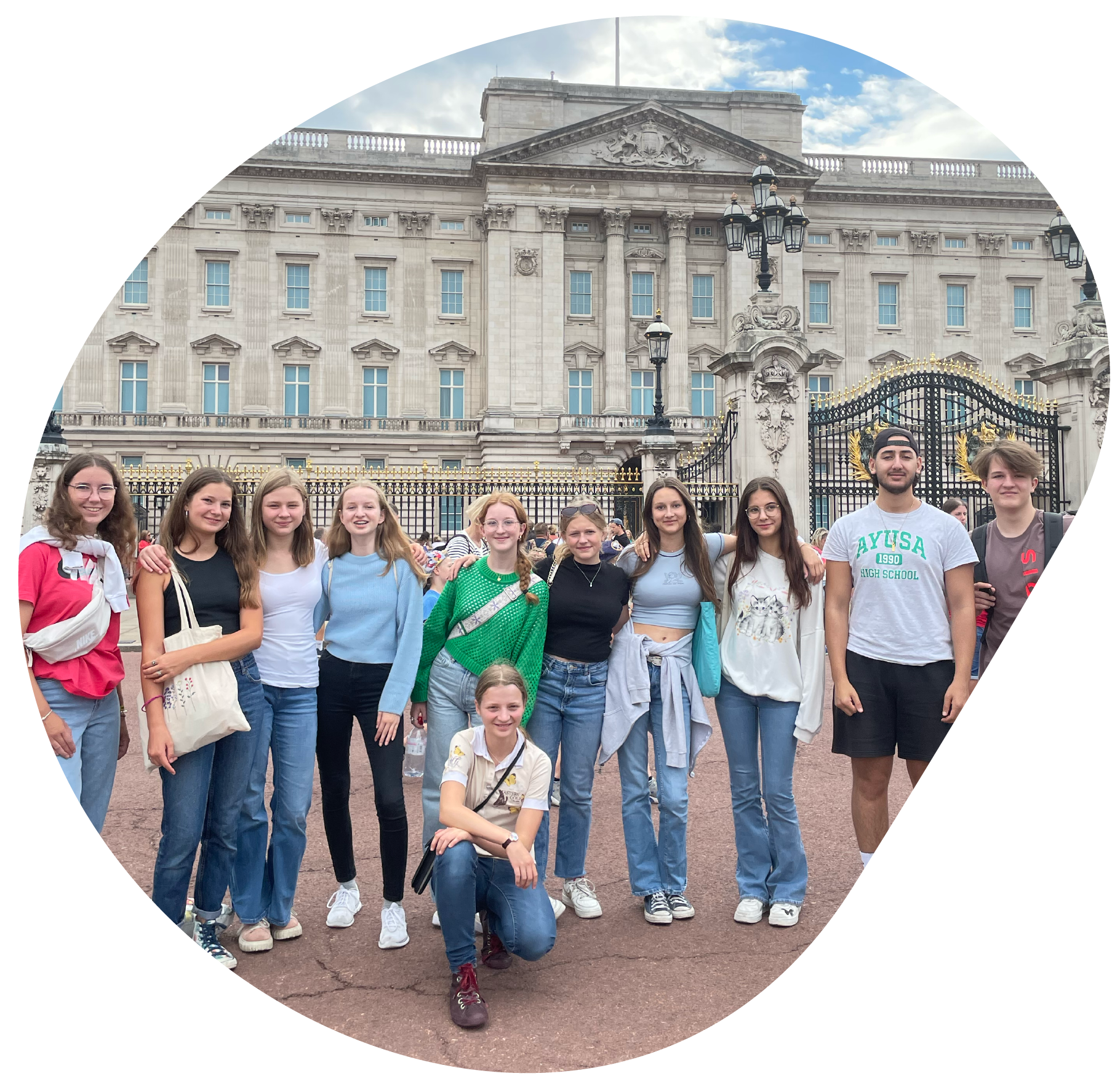 eine Gruppe von Schülerinnen und Schülern vor dem Buckingham Palace beim Schüleraustausch