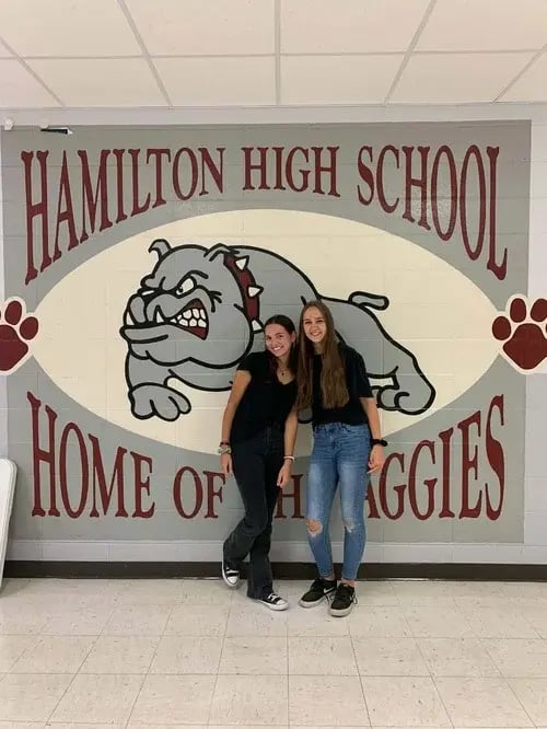 zwei Schülerinnen in der Hamilton High School 