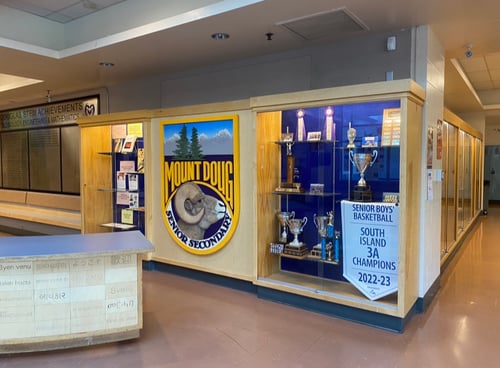 Trophäen in einer Schulhalle