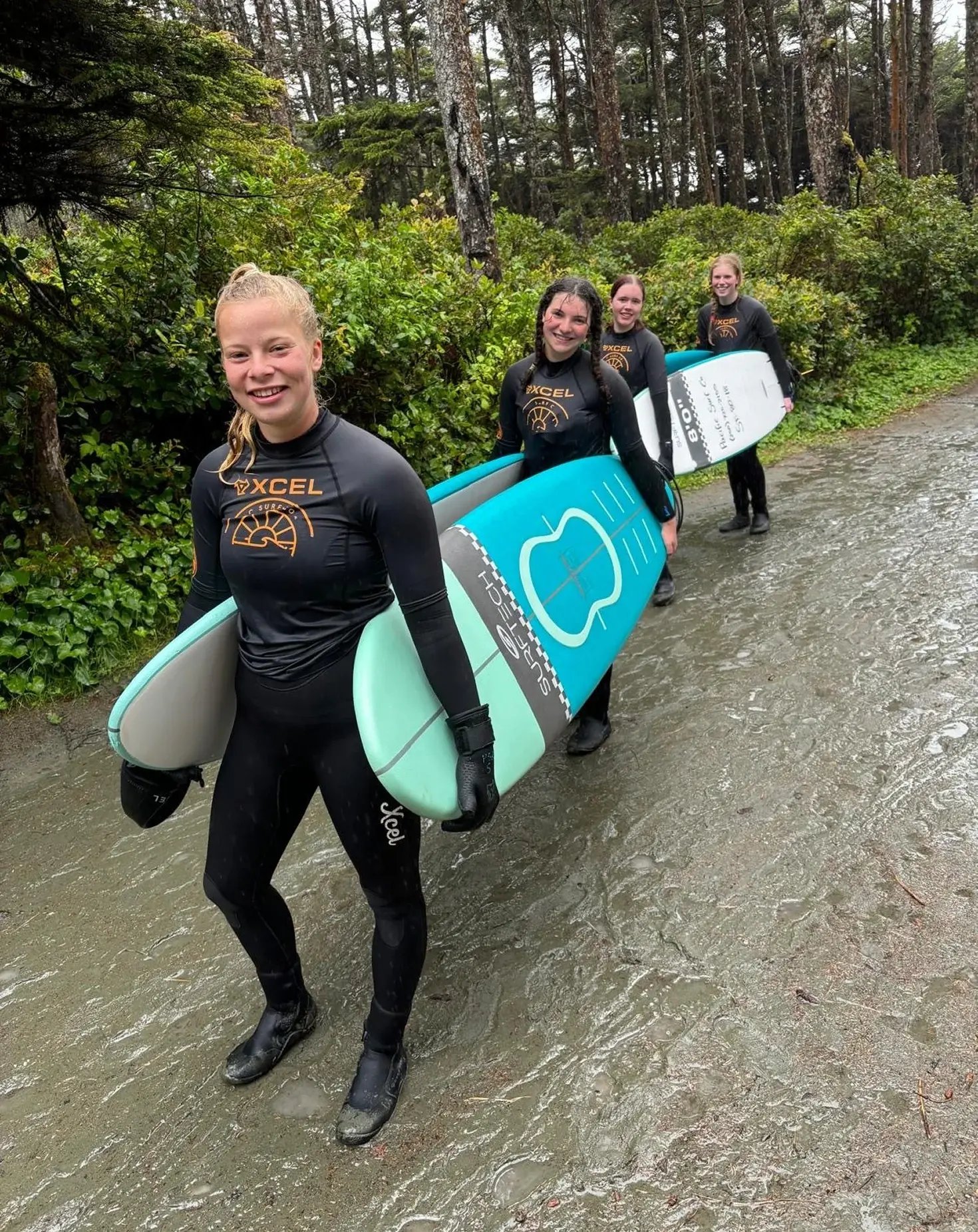 vier Schülerinnen Kanada Surfen