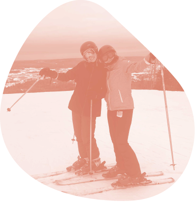 zwei Schülerinnen beim Skifahren in Kanada beim Schüleraustausch