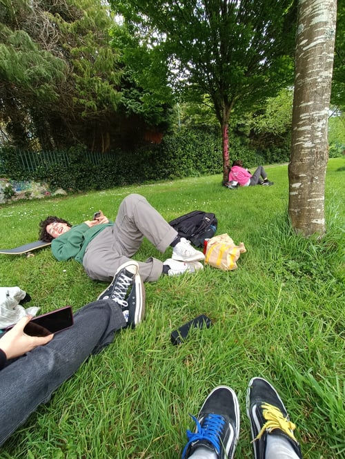 Jugendliche liegen im Grass