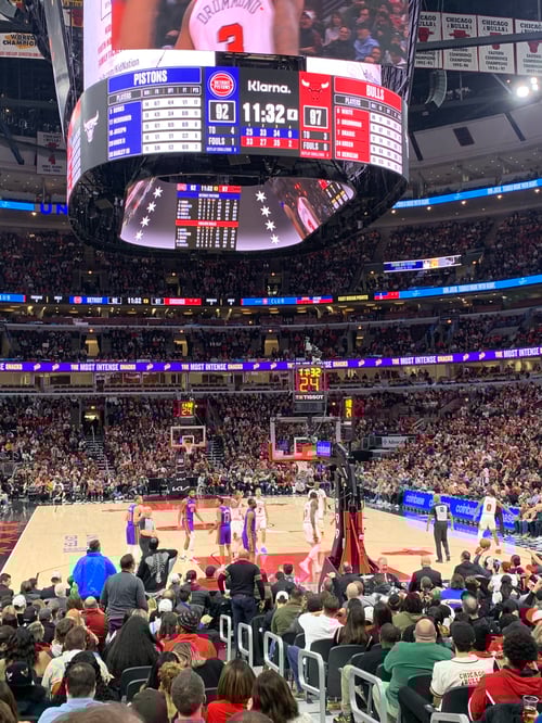 Basketballhalle mit Publikum