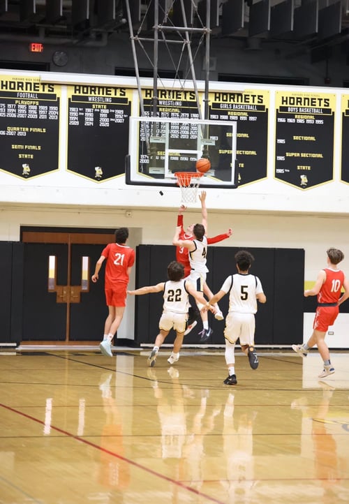 Basketballspieler in Basketballhalle