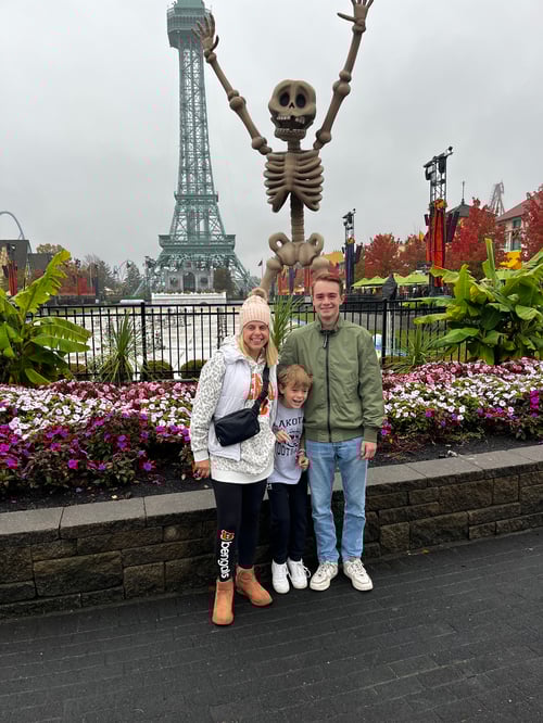 Eine Familie vor einer Skelett Statue