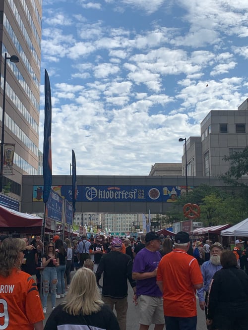 Oktoberfest Banner mit wolkigem Himmel im Hintergrund