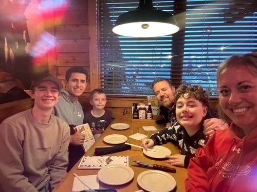 Eine Familie am Tisch