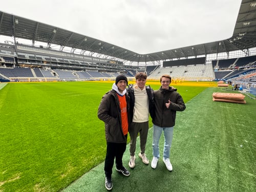 Drei Jungs auf dem Feld in einem Stadion
