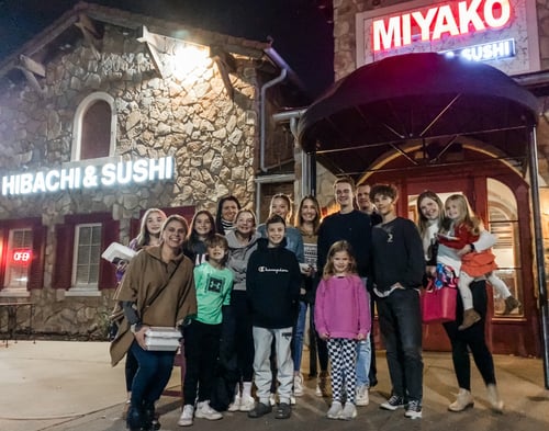 Menschengruppe vor einem Sushi Laden