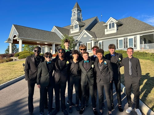 Eine Jungsgruppe vor einem Haus