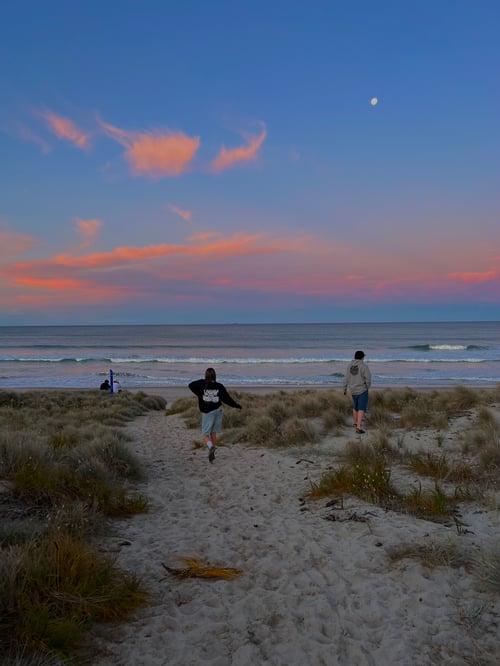 Der Strand und das Meer bei Sonnenuntergang