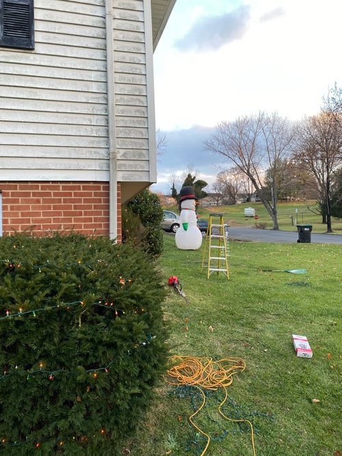 Schneemann auf einer Wiese