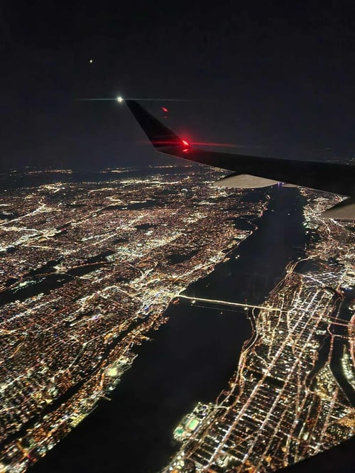 Die Stadt mit Lichtern aus einem Flugzeug