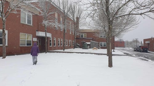 Schnee und ein Gebäude