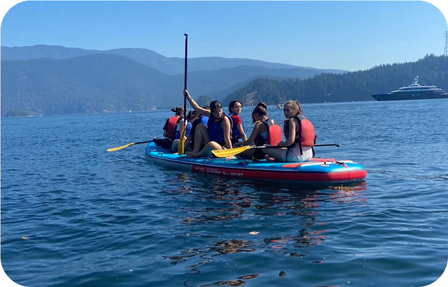 Gruppe von Schülern auf dem Wasser beim Sport