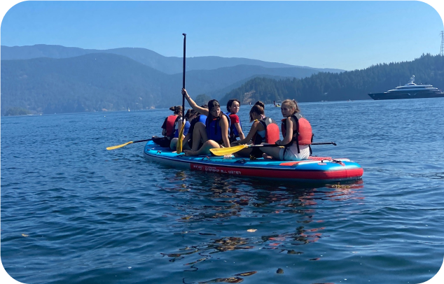 Gruppe von Schülern auf dem Wasser beim Sport