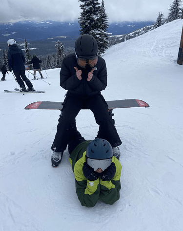 zwei Schüler beim Snowboarden in Kanada