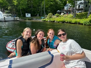 Schülerinnen beim Boot fahren im Sommer