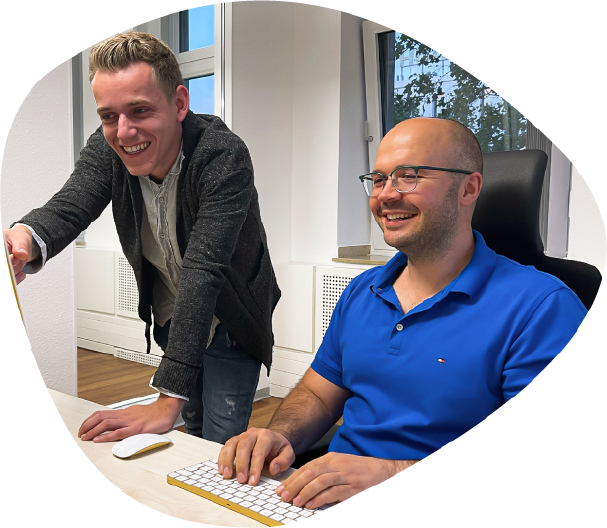 Matthias und ein Mitarbeiter im Büro