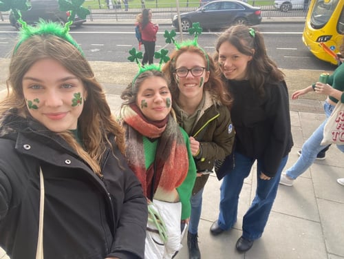 Vier Mädchen mit grünen Accessoires