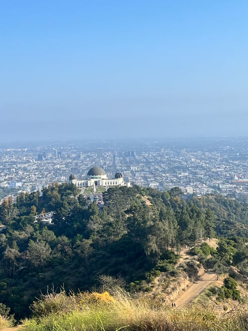 Aussicht von einem Berg auf die Stadt