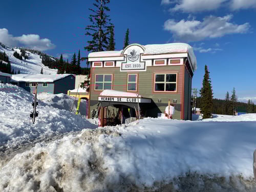 Hütte auf einem schneebedecktem Berg