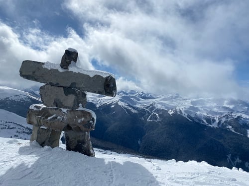 Steinhaufen auf einem schneebedeckten Berg