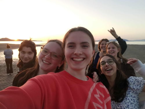 Mädchengruppe am Strand