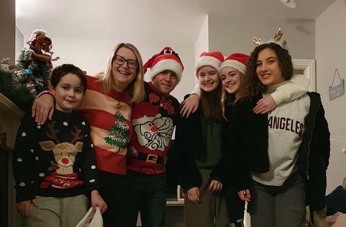 Familie in Weihnachtskleidung