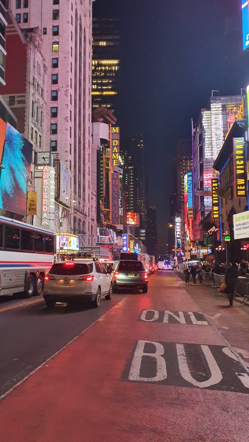 Straße mit Hochhäusern