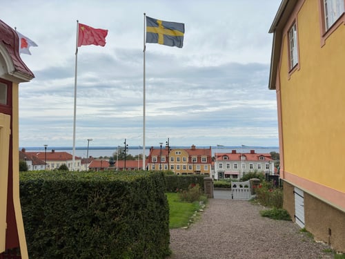 Bunte Gebäude und zwei Flaggen