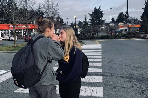 Zwei Mädchen posieren vor der Straße