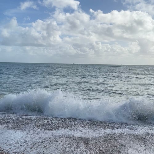 Eine Welle und das Meer