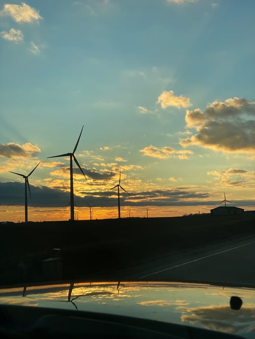 Himmel bei Sonnenuntergang mit Windmühlen
