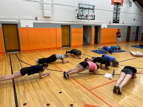 Schüler in der Turnhalle machen Übungen