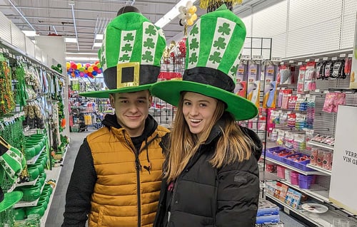 Ein Junge und ein Mädchen mit irischen Hüten in einem Einkaufsladen