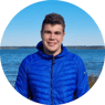 Schüler in am Strand mit einer blauen Jacke