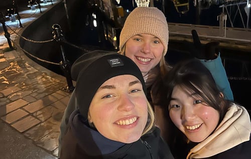 Drei Mädchen warm angezogen und lächelnd