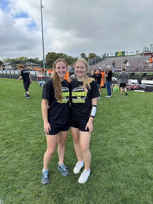 Zwei Mädchen auf einem Sportfeld