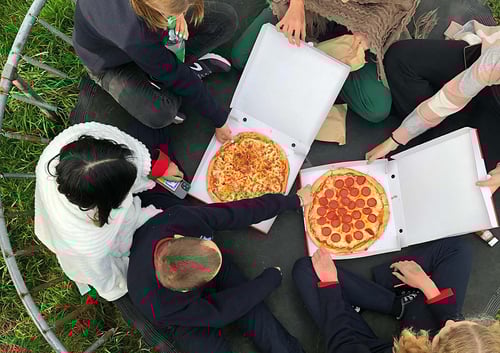 Jugendliche mit Pizzen