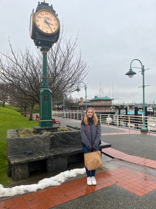 Ein Mädchen vor einer Straße