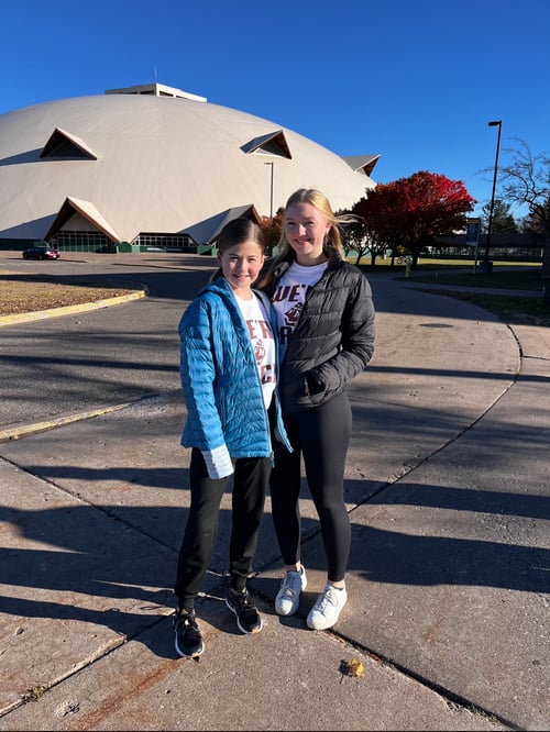 Zwei Mädchen vor einem Gebäude