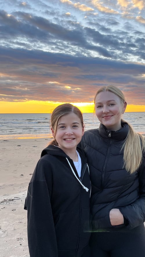 Zwei Mädchen am Meer