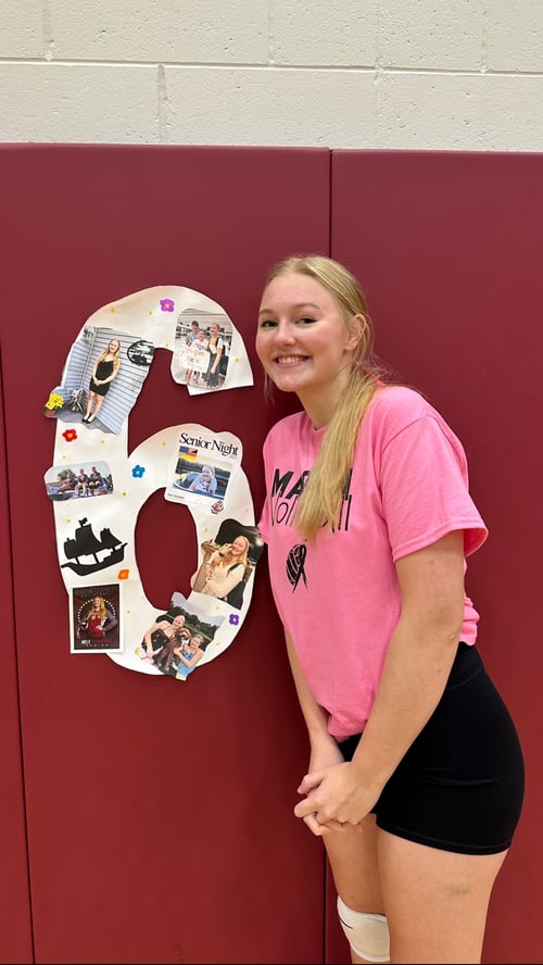 Ein Mädchen vor einem Spind mit einer Sechs abgebildet