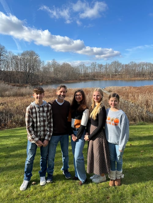 Eine Familie vor einem See