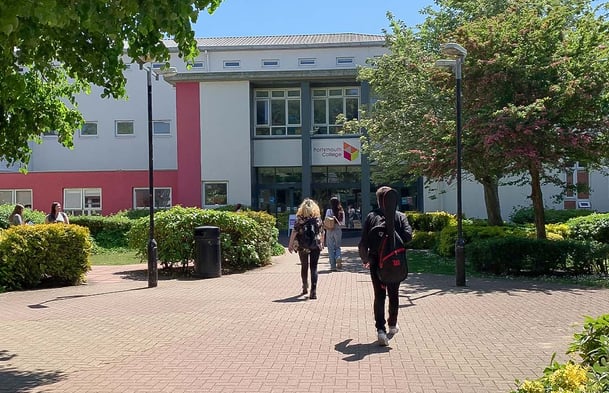 Nelina Schule