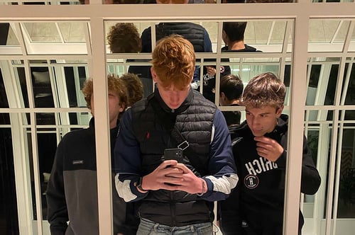 Drei Jungs machen ein Bild vor dem Spiegel