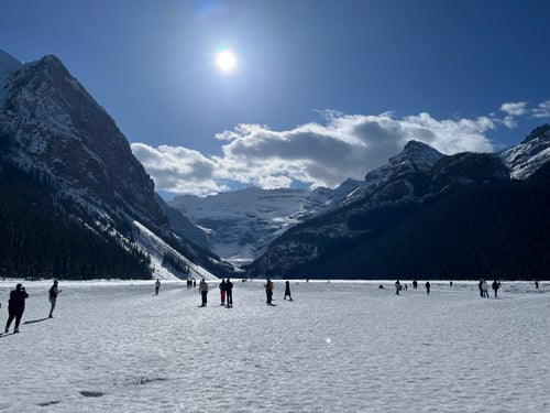 Schnee, Berge und blauer Himmel