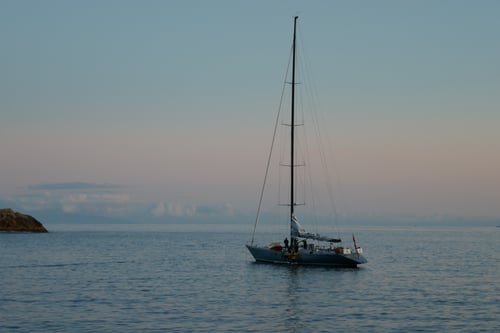 Ein Boot auf dem Meer